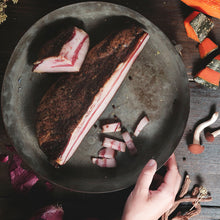 Carica l'immagine nel visualizzatore di Gallery, GUANCIALE DI SUINO NERO DI CALABRIA 500 g ambient