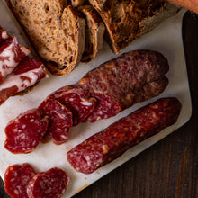 Carica l'immagine nel visualizzatore di Gallery, SALAME DI SUINO NERO DI CALABRIA in scatola 350 g ambient