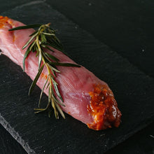 Carica l&#39;immagine nel visualizzatore di Gallery, ROLLÈ DI PROSCIUTTO DI SUINO NERO DI CALABRIA ALLA &#39;NDUJA 250 g ambienti
