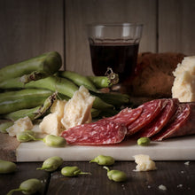 Carica l&#39;immagine nel visualizzatore di Gallery, SALAME DI SUINO NERO DI CALABRIA in scatola 350 g ambientata

