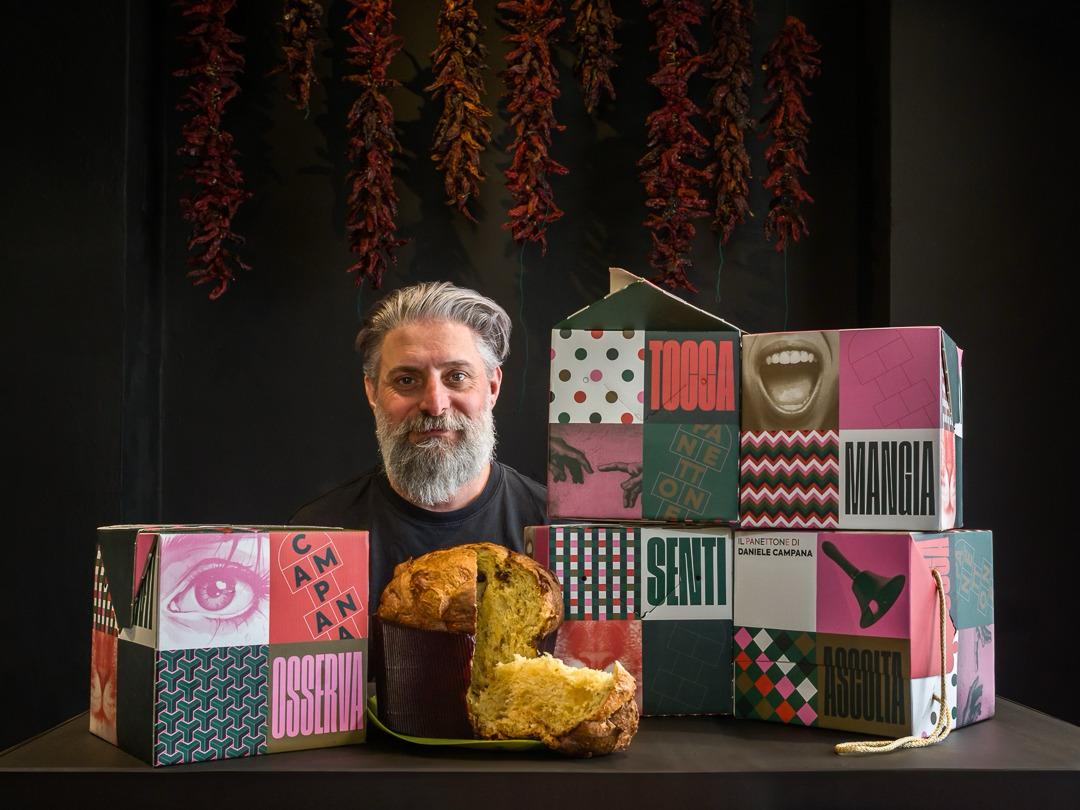 Il pizzaiolo Daniele Campana con il panettone alla 'nduja di Suino Nero Madeo e le scatole regalo