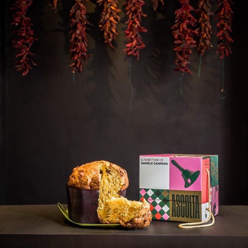 Panettone di Daniele Campana alla 'nduja di Suino Nero Madeo, amarena e cioccolato, tagliato, con la scatola regalo